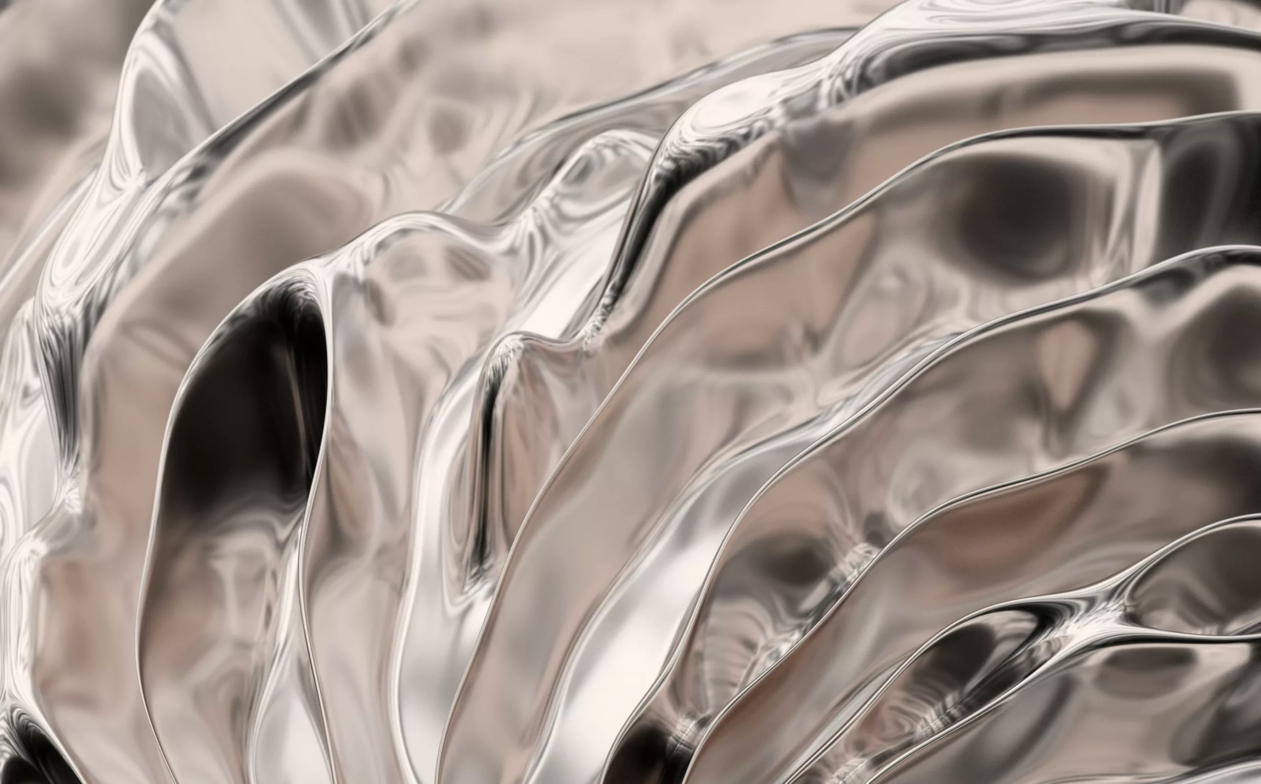 Les reflets d’une matière métallique aux ondulations liquides.