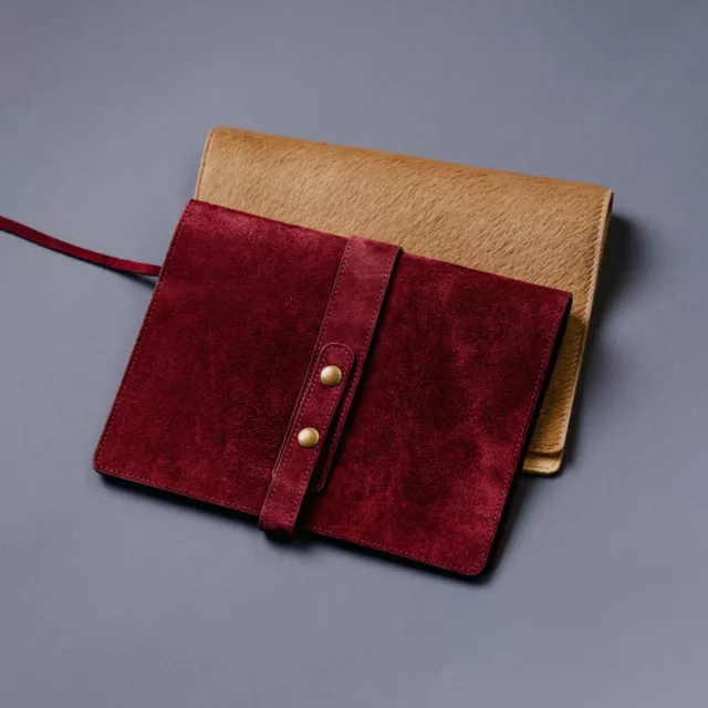 Porte-menu en suède bordeaux à patte et pressions dorées, variante en cuir à poil camel, porte-menu sur-mesure