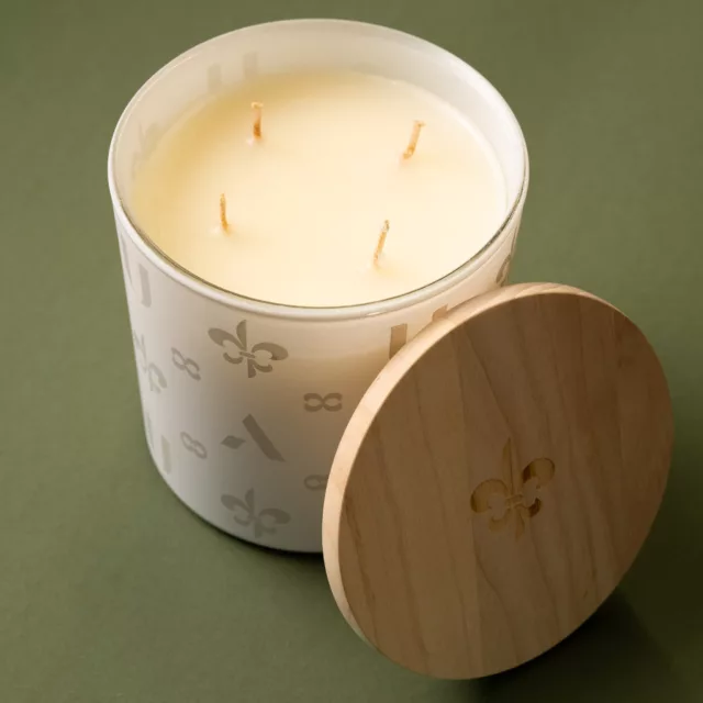 Four-wick candle in white glass with a tone-on-tone pattern and engraved wooden lid, bespoke lifestyle piece