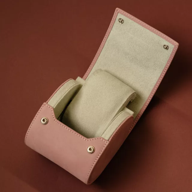 Étui de voyage pour montre en cuir vieux rose ouvert, intérieur vert d’eau et coussin, Maison Maëstra
