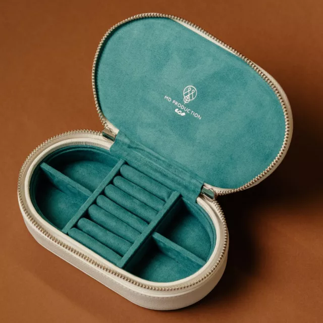 Coffret à bijoux ovale zippé en cuir ivoire, intérieur turquoise à rouleaux à bagues, Maison Maëstra