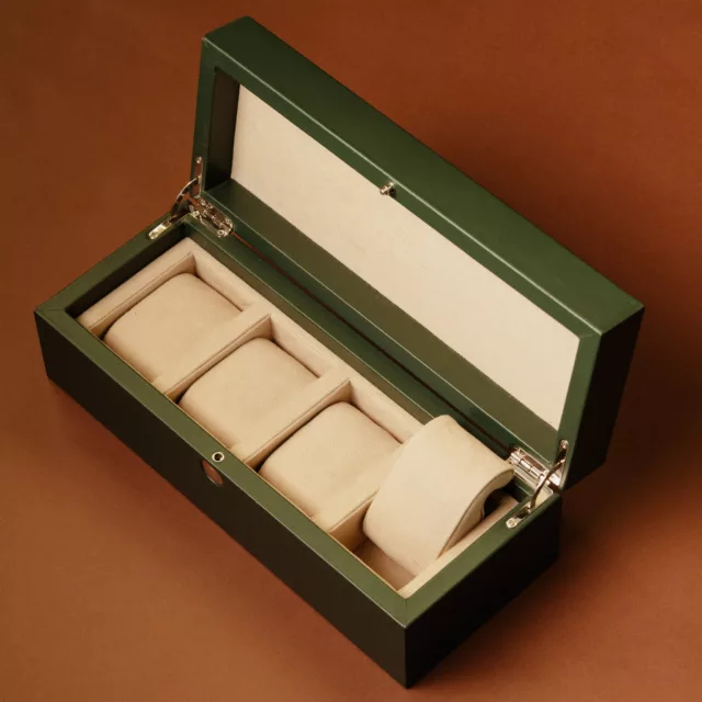 Écrin horloger vert mat ouvert, quatre coussins amovibles dont un soulevé, ferrures argentées, Maison Maëstra