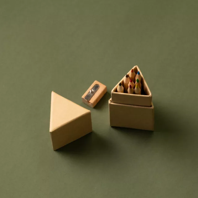 Crayons de couleur dans une boîte triangulaire en kraft et taille-crayon en bois, kit d’activités pour enfants