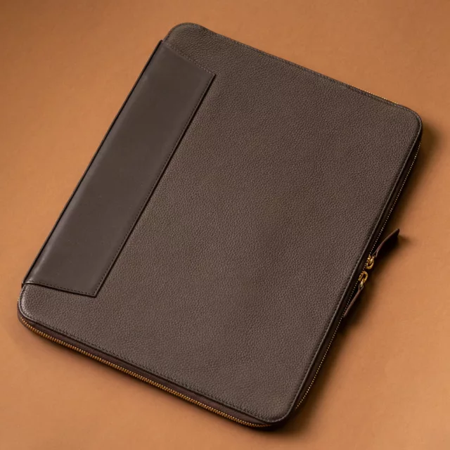 Housse d’ordinateur zippée en cuir grainé brun, poche plaquée en cuir lisse, maroquinerie de voyage sur-mesure