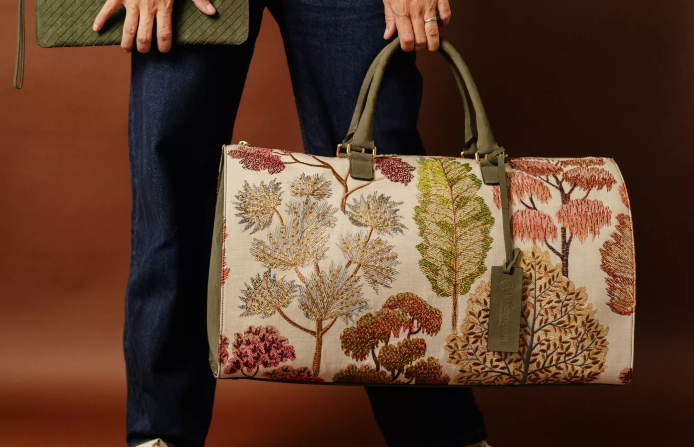 Sac week-end à motif d’arbres et pochette en cuir tressé vert olive, accessoires de voyage sur-mesure, Maison Maëstra