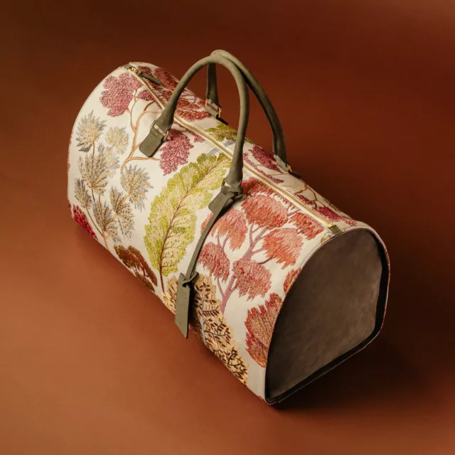 Sac week-end en étoffe claire à motif d’arbres, fonds et anses en suède olive, voyage sur-mesure